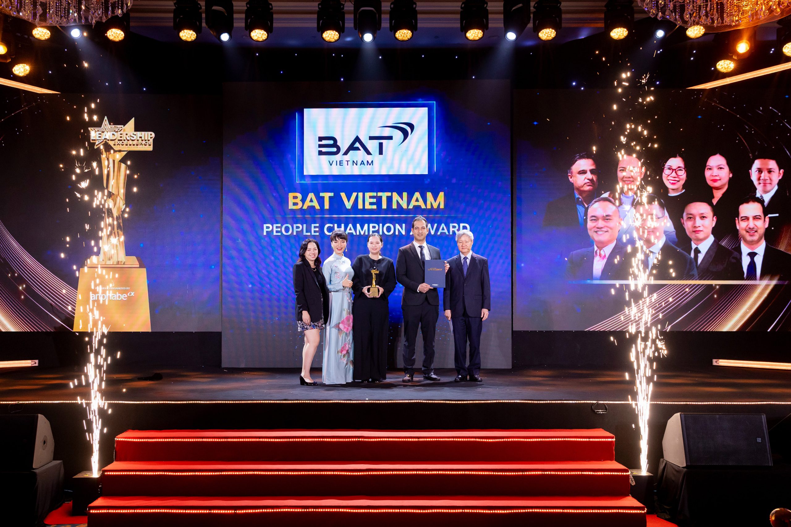 BAT Vietnam's representative receiving People Champion Award.