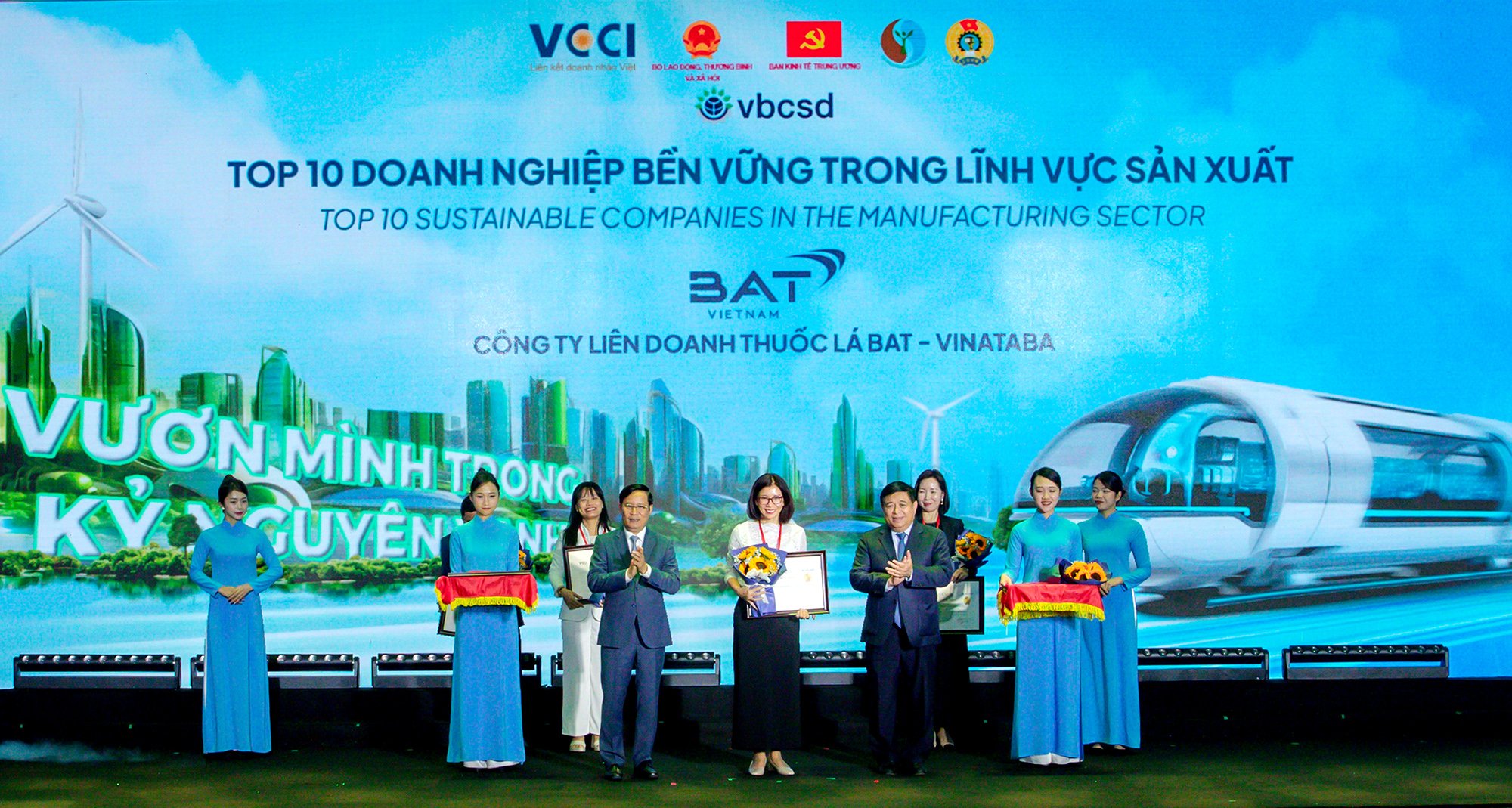 Presentation of top 10 most sustainable business in Vietnam award 2024