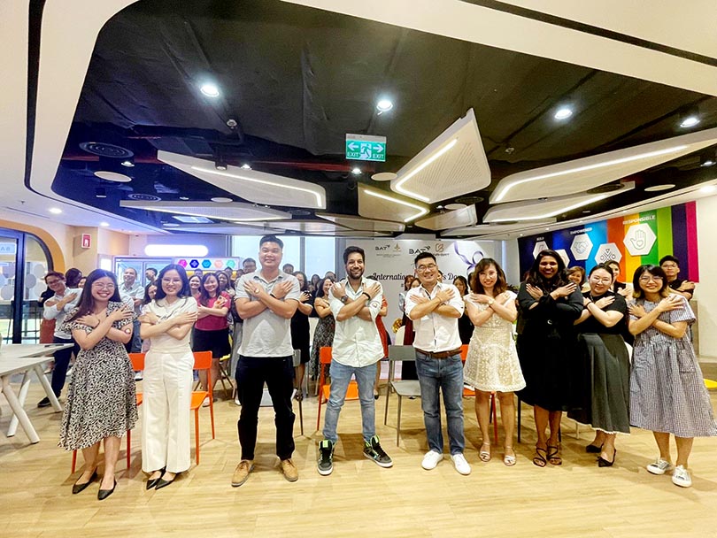 Đại diện Ban lãnh đạo vàc các nhân viên cùng nhau cam kết ủng hộ sự công bằng tại nơi làm việc.