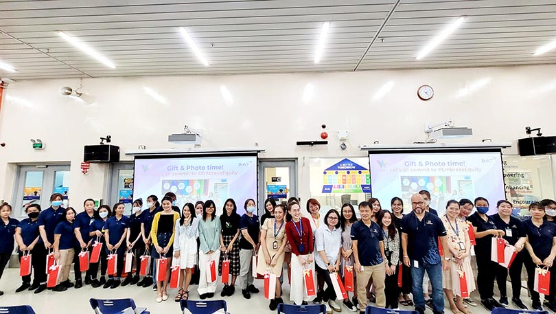Các nhân viên hứng khởi nhận được quà và chụp hình lưu niệm cùng nhau.