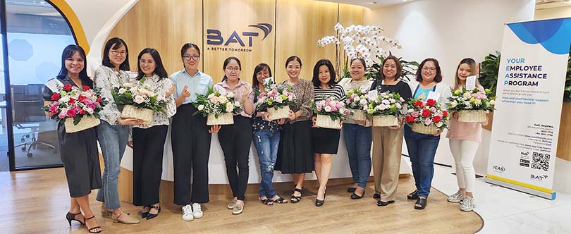 Các nhân viên nữ được tặng hoa trong ngày Phụ nữ Việt Nam