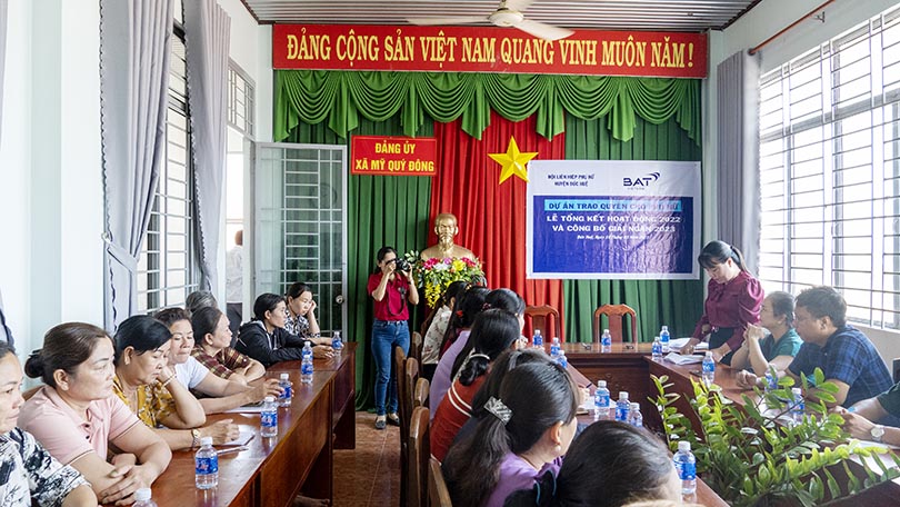 Bà Thi Thị Ngọc Hạnh – Phó Chủ tịch Hội Liên hiệp Phụ nữ huyện Đức Huệ báo cáo kết quả thực hiện chương trình.