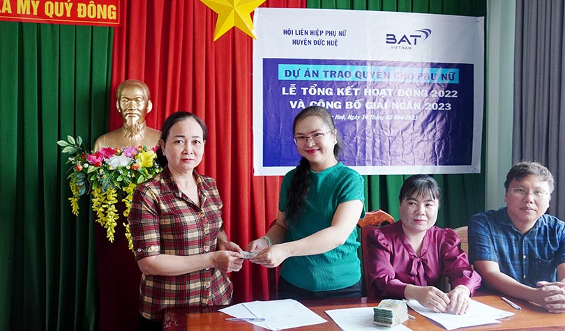  Đại diện BAT trao vốn vay cho các hộ gia đình.