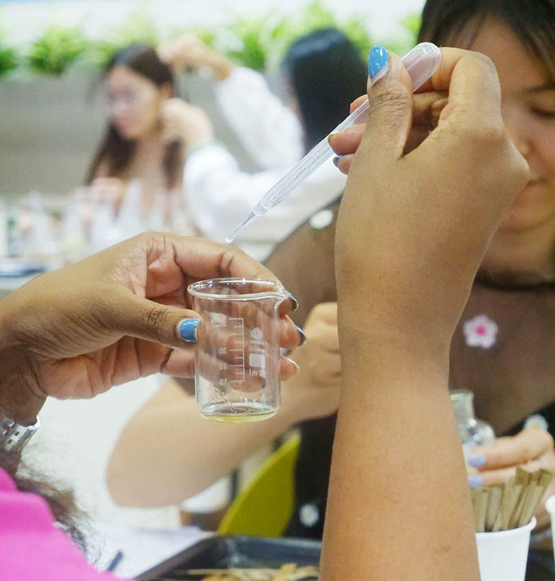  Nhân viên tham gia điều chế nước hoa tại Perfume Workshop trong ngày hội Sức khỏe
