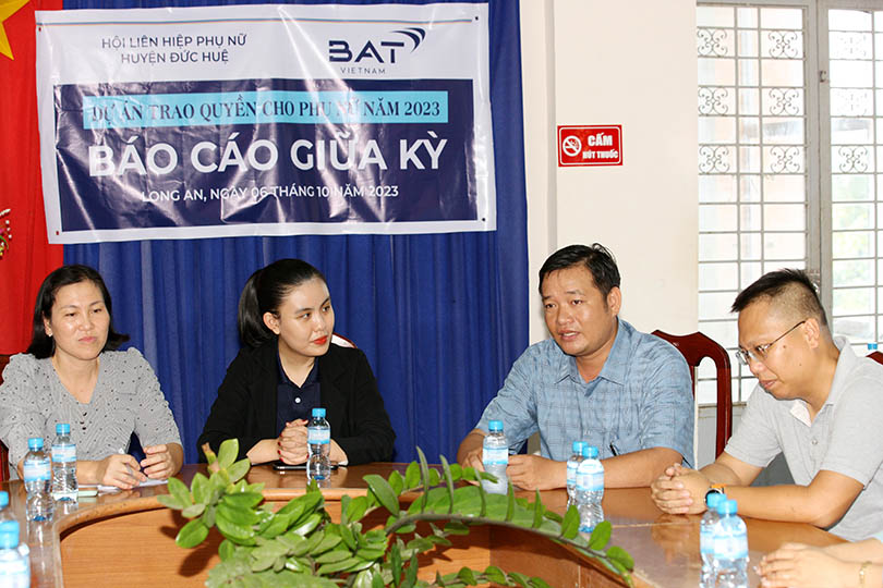Cán bộ Hội LHPN huyện Đức Huệ và BAT Việt Nam họp sơ kết giữa kỳ chương trình “Trao quyền cho phụ nữ”