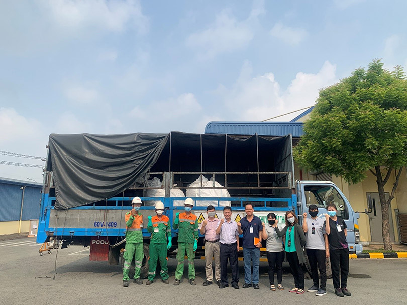 Employees at the VINA-BAT joint venture factory in Binh Chanh show their determination to go zero waste in landfills through environmental activities such as garbage sorting.